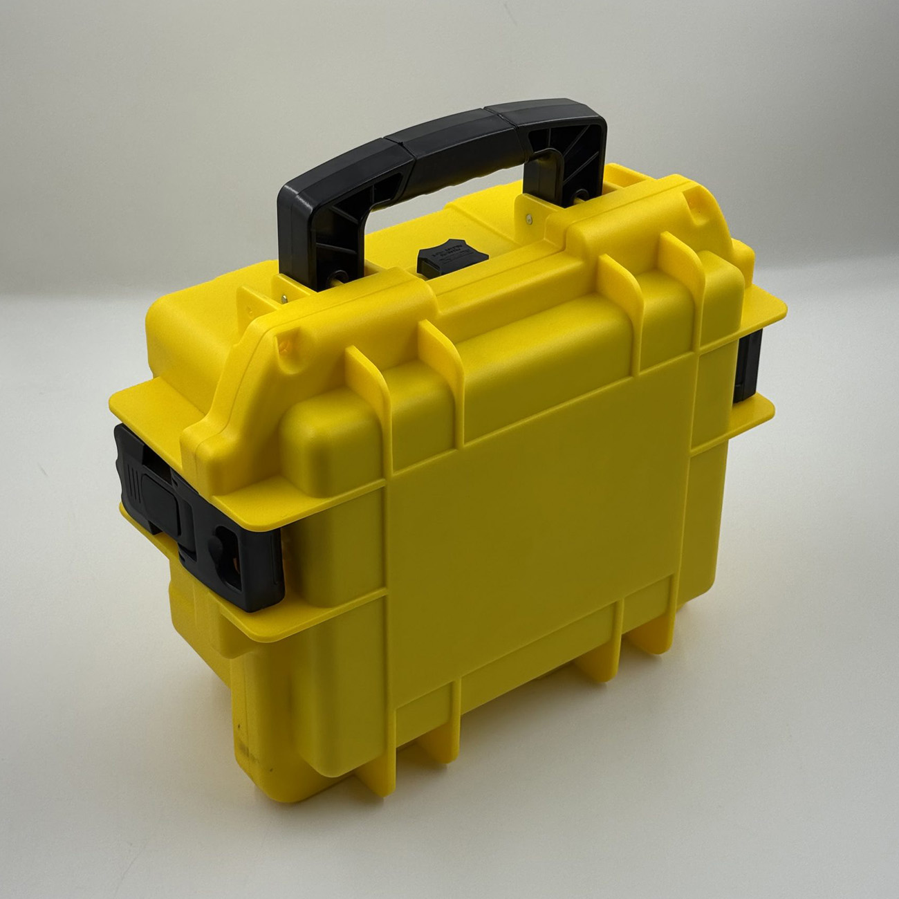 نمای قفل هاردکیس بلک ایگل Black Eagle 2419 Hard Case