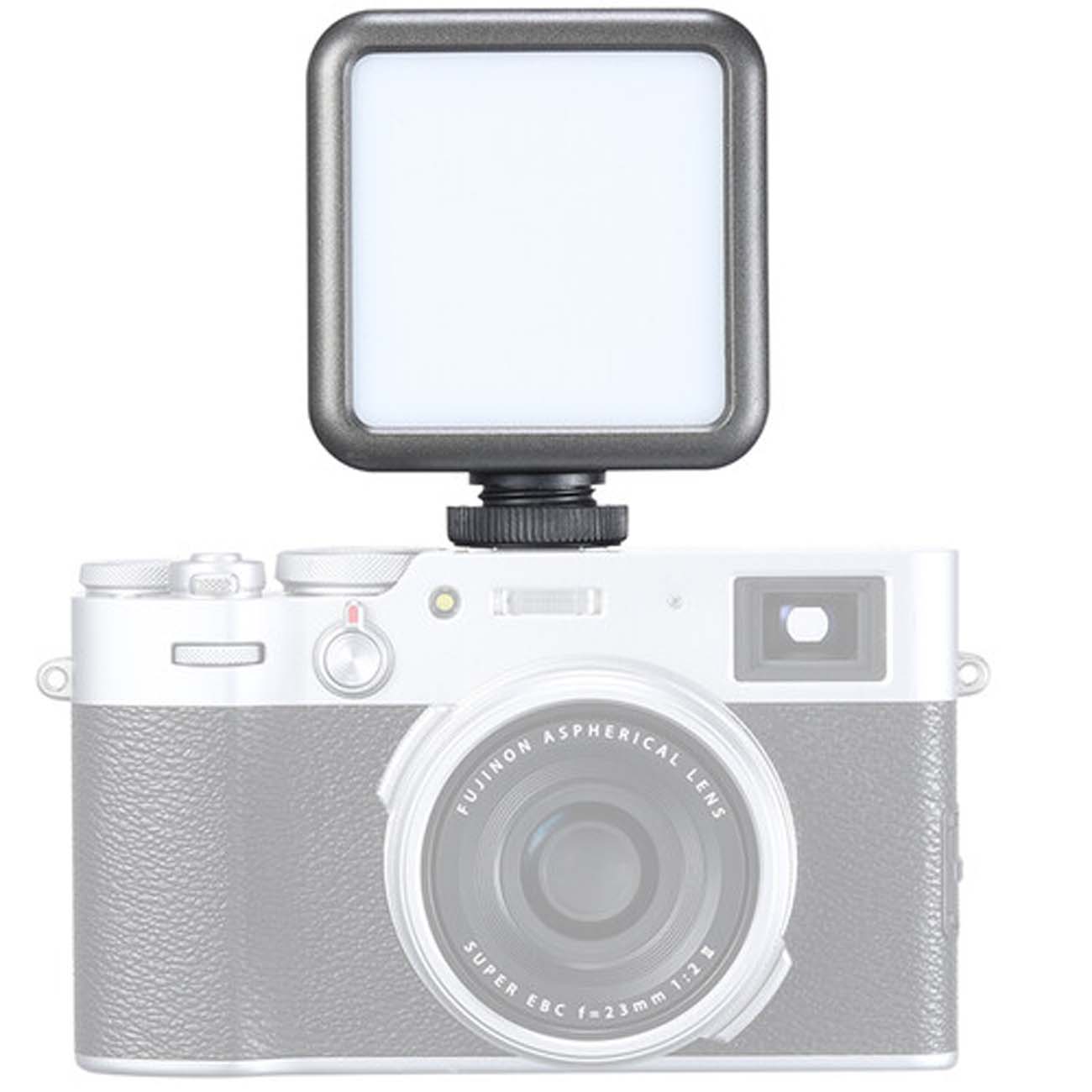 نمای نصب روی دوربین پنل نور جیبی اولانزی Ulanzi 2287C Mini Pocket 49 RGB Video LED Light