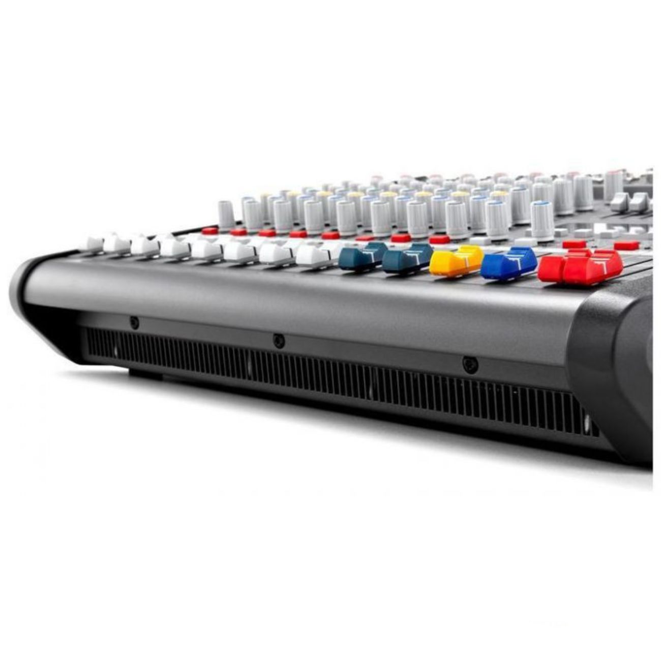 نمای نزدیک از پاور میکسر آنالوگ دایناکورد Dynacord PowerMate 600-3 Grade 1 Powered Mixer