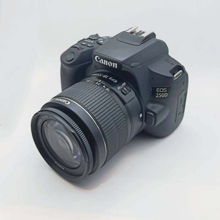 دوربین دست دوم عکاسی کانن Canon EOS 250D Kit EF-S 18-55 mm f/3.5-5.6 III (۷۰۰۰ شات)