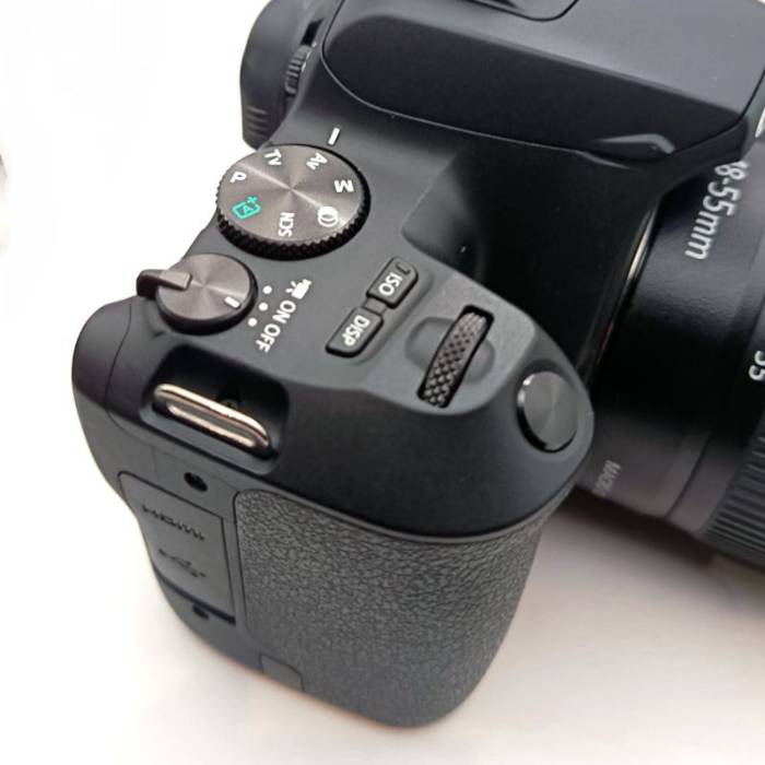 دوربین دست دوم عکاسی کانن Canon EOS 250D Kit EF-S 18-55 mm f/3.5-5.6 III (۷۰۰۰ شات)