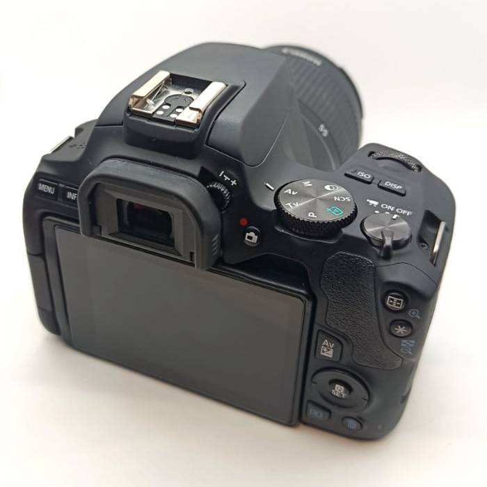 دوربین دست دوم عکاسی کانن Canon EOS 250D Kit EF-S 18-55 mm f/3.5-5.6 III (۷۰۰۰ شات)