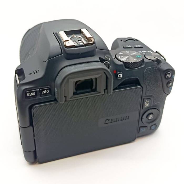 دوربین دست دوم عکاسی کانن Canon EOS 250D Kit EF-S 18-55 mm f/3.5-5.6 III (۷۰۰۰ شات)