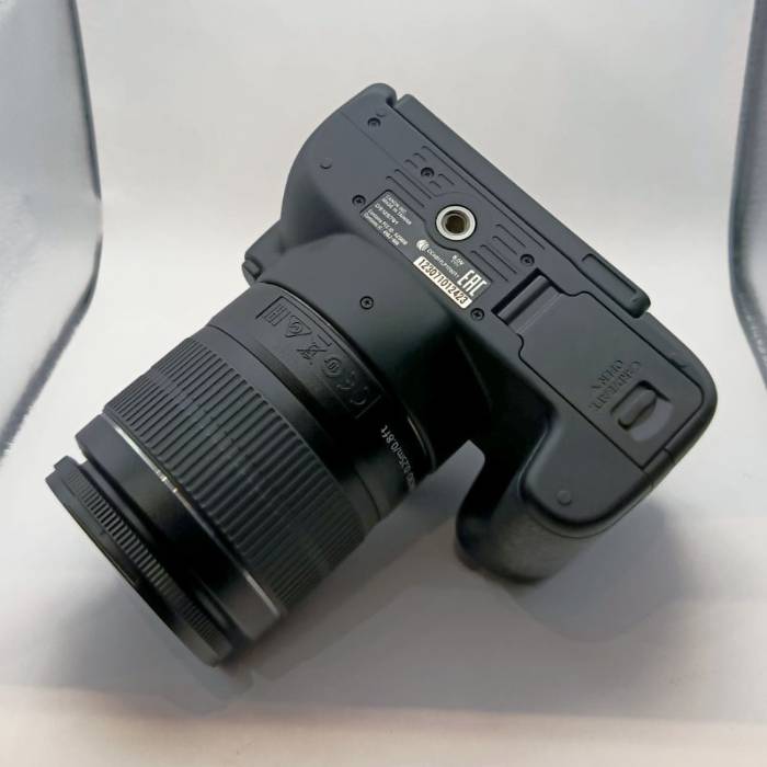 دوربین دست دوم عکاسی کانن Canon EOS 250D Kit EF-S 18-55 mm f/3.5-5.6 III (۷۰۰۰ شات)