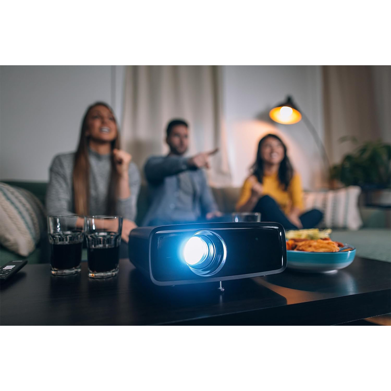 عکس در حال استفاده از ویدئو پروژکتور نئوپیکس فیلیپس Philips NeoPix 530 Full HD Video Projector