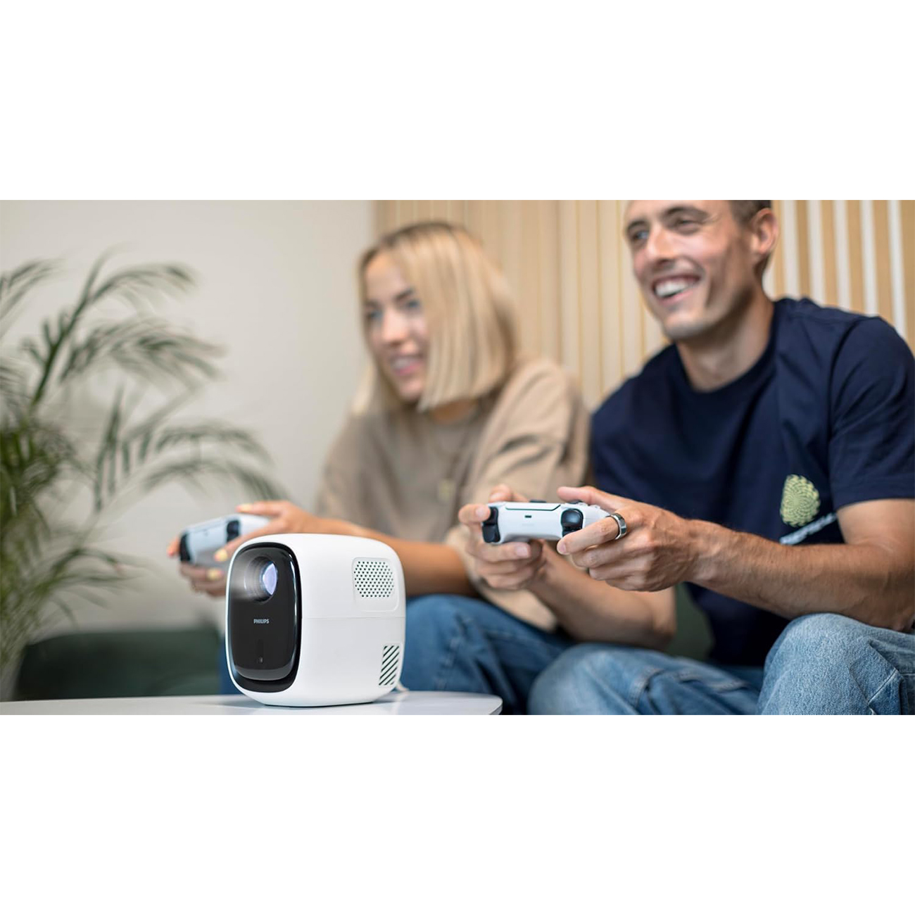 عکس در حال استفاده از ویدئو پروژکتور نئوپیکس فیلیپس Philips NeoPix 130 Full HD Video Projector