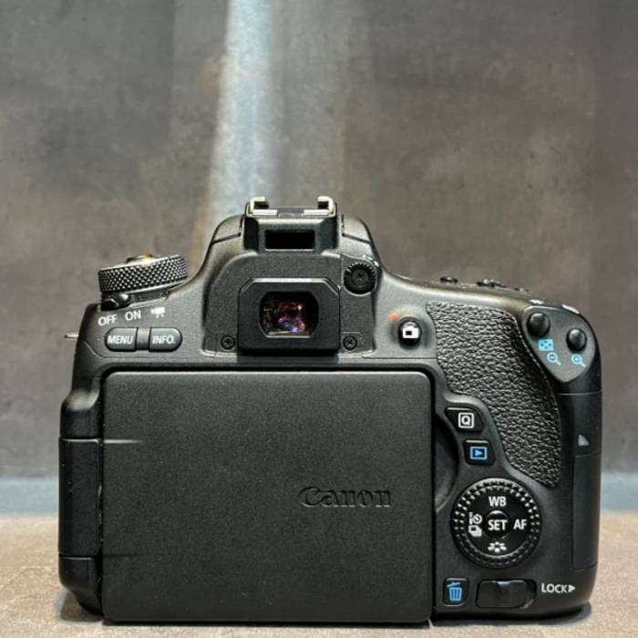 دوربین دست دوم عکاسی کانن Canon EOS 760D Kit 18-55mm f/3.5-5.6 IS STM (5000 شات)