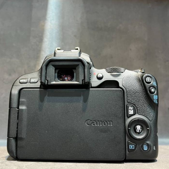 دوربین دست دوم عکاسی کانن Canon EOS 200D Kit 18-55 mm f/4-5.6 IS II  (5000 شات)