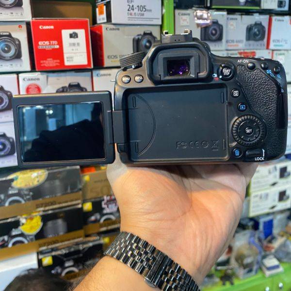 دوربین دست دوم عکاسی کانن Canon EOS 80D Kit 18-135mm f/3.5-5.6 IS USM (15000 شات)