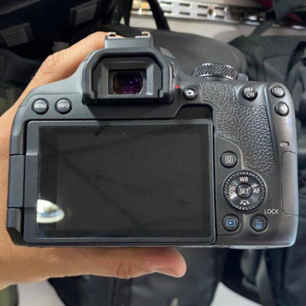 دوربین دست دوم عکاسی کانن Canon EOS 850D kit EF-S 18-135mm f/3.5-5.6 IS USM (4000 شات)