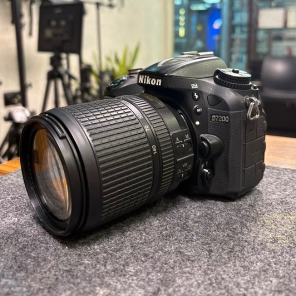 دوربین دست دوم عکاسی نیکون Nikon D7200 Kit 18-140mm f/3.5-5.6 G VR (22/000 شات)