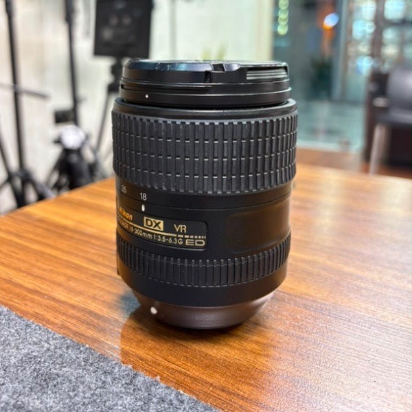 لنز دست دوم نیکون Nikon AF-S DX NIKKOR 18-300mm f/3.5-6.3G ED VR (جعبه دارد)