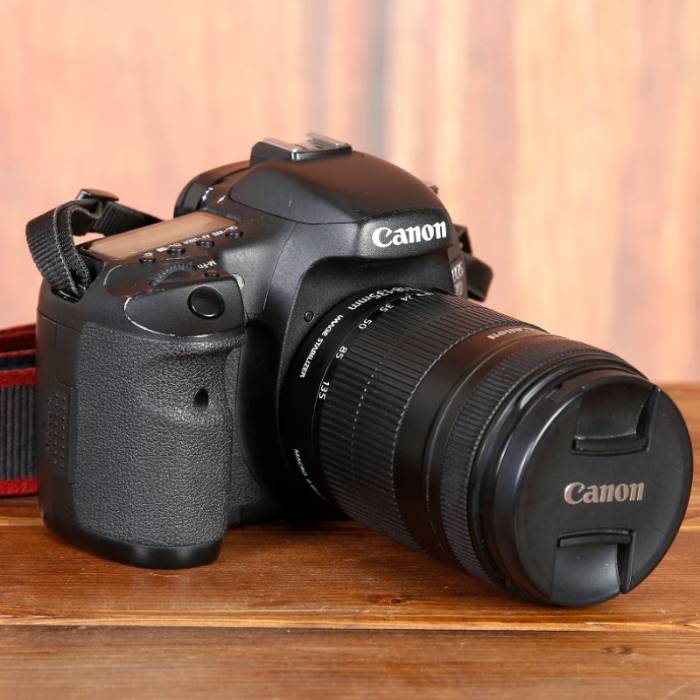دوربین دست دوم عکاسی کانن Canon EOS 7D Mark II Kit 18-135mm f/3.5-5.6 IS STM (38000 شات)