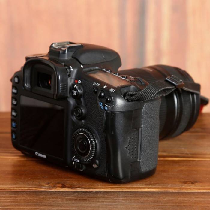 دوربین دست دوم عکاسی کانن Canon EOS 7D Mark II Kit 18-135mm f/3.5-5.6 IS STM (38000 شات)