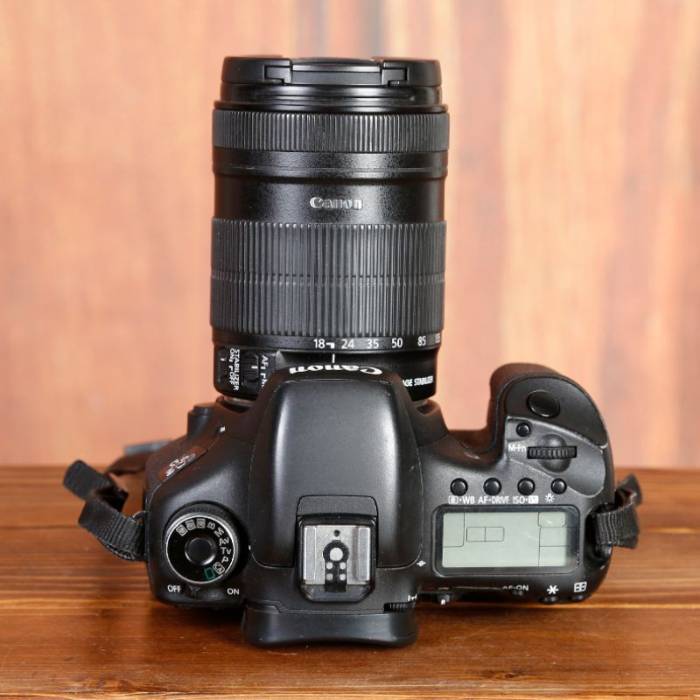 دوربین دست دوم عکاسی کانن Canon EOS 7D Mark II Kit 18-135mm f/3.5-5.6 IS STM (38000 شات)