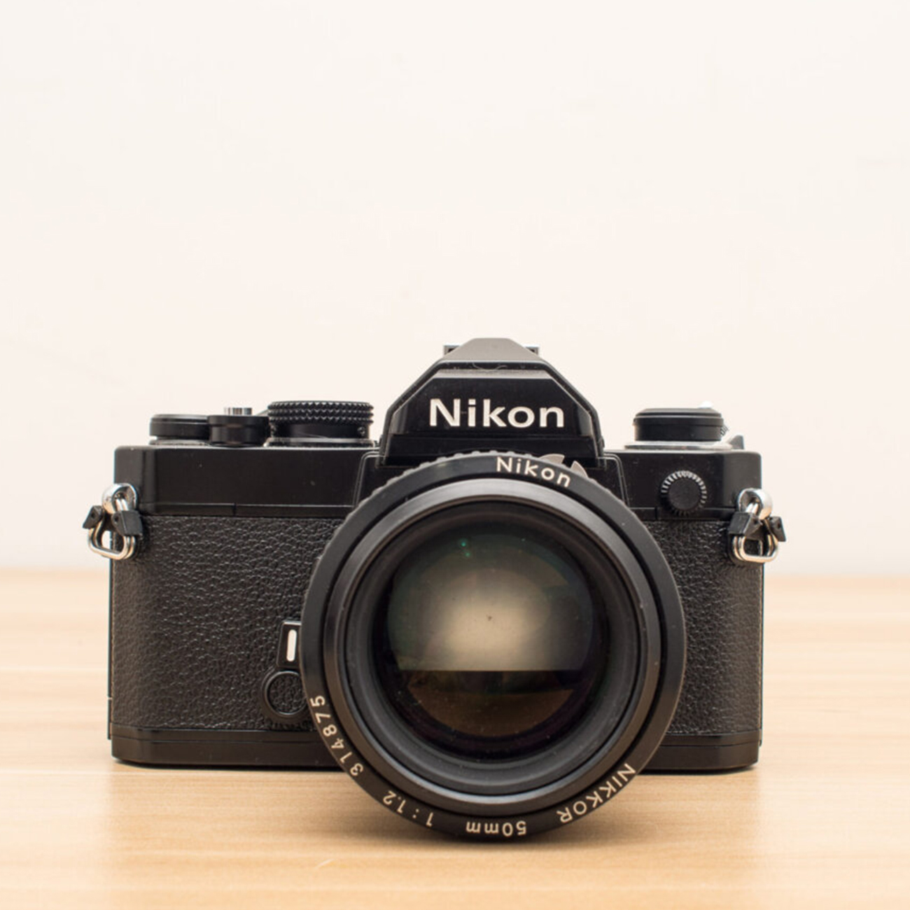 عکس در حال استفاده از لنز نیکون Nikon Nikkor 50mm f/1.2 AiS Camera Lens