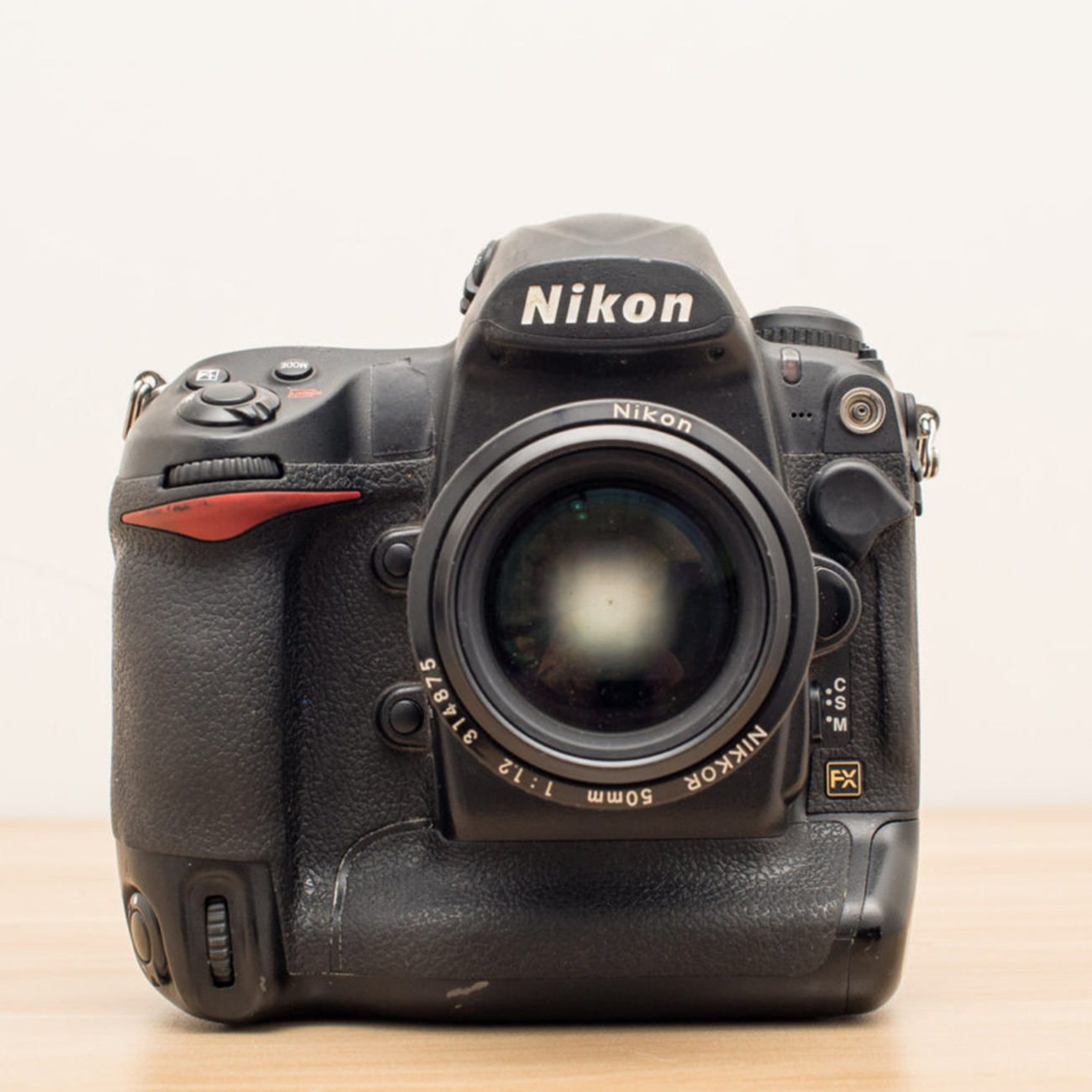 عکس در حال استفاده از لنز نیکون Nikon Nikkor 50mm f/1.2 AiS Camera Lens