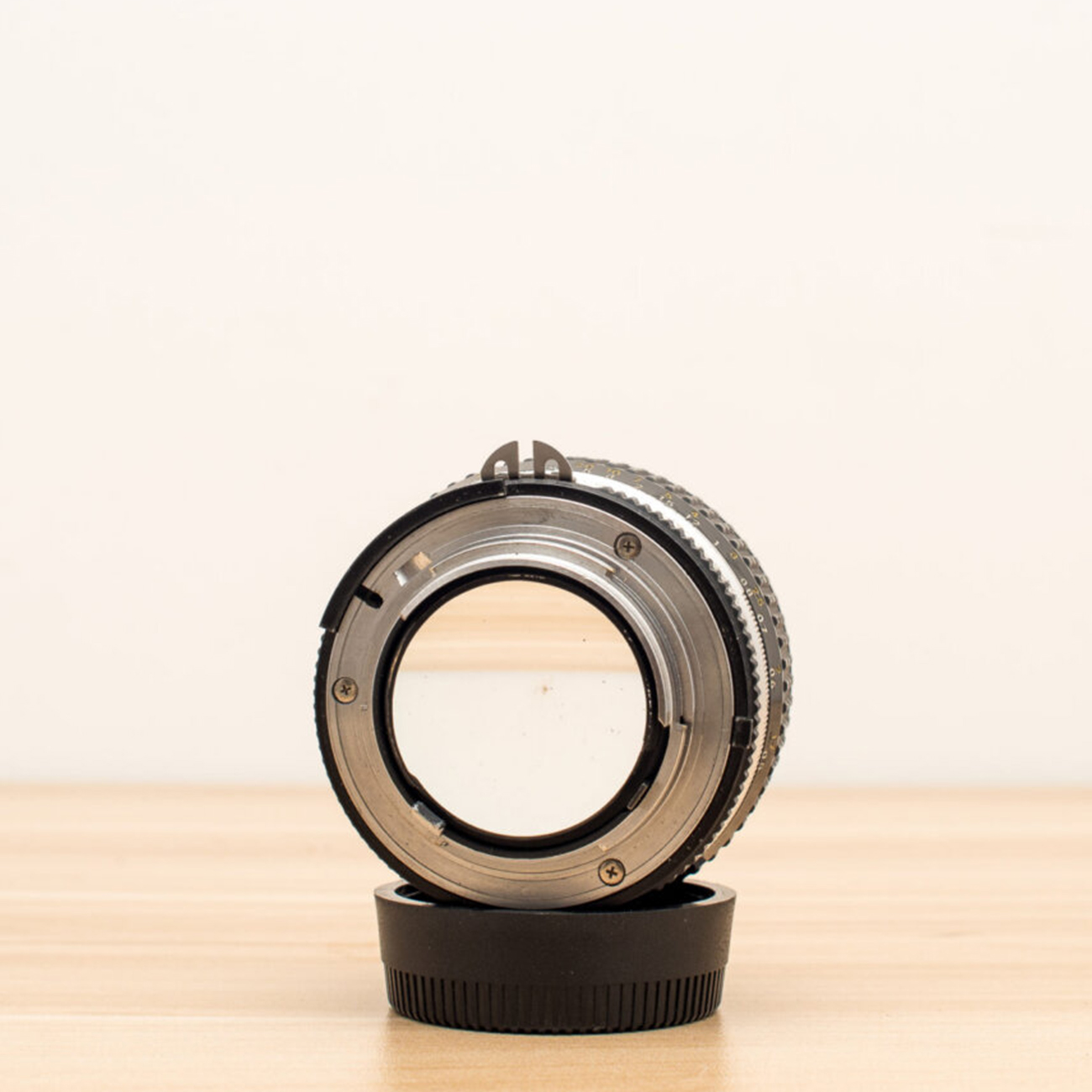 عکس سه رخ از پشت لنز نیکون Nikon Nikkor 50mm f/1.2 AiS Camera Lens