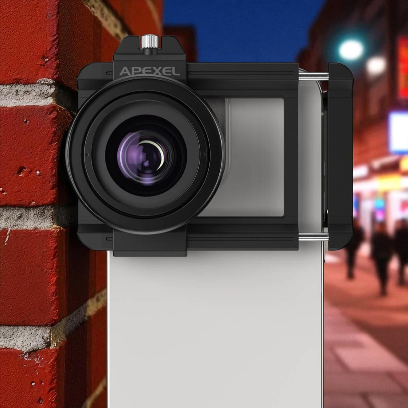 عکس در حال استفاده از لنز موبایل اپکسل Apexel APL-ZM100 Zoom Macro Clip-on Lens