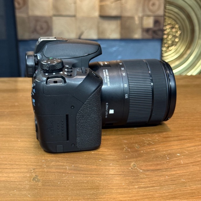 دوربین دست دوم عکاسی کانن Canon EOS 850D kit EF-S 18-135mm f/3.5-5.6 IS USM (۲۸۰۰۰ شات)