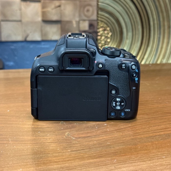 دوربین دست دوم عکاسی کانن Canon EOS 850D kit EF-S 18-135mm f/3.5-5.6 IS USM (۲۸۰۰۰ شات)
