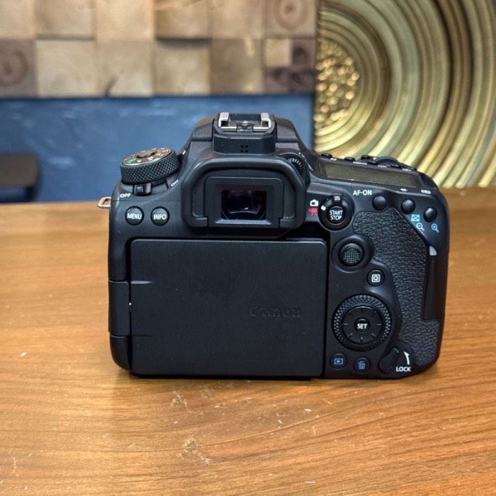 دوربین دست دوم عکاسی کانن Canon EOS 90D DSLR kit EF-S 18-135mm IS USM (9000 شات)