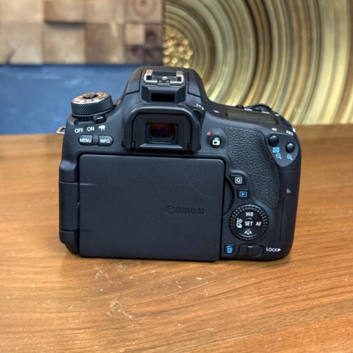 دوربین دست دوم عکاسی کانن Canon EOS 760D Kit 18-135mm f/3.5-5.6 IS STM (7000 شات)