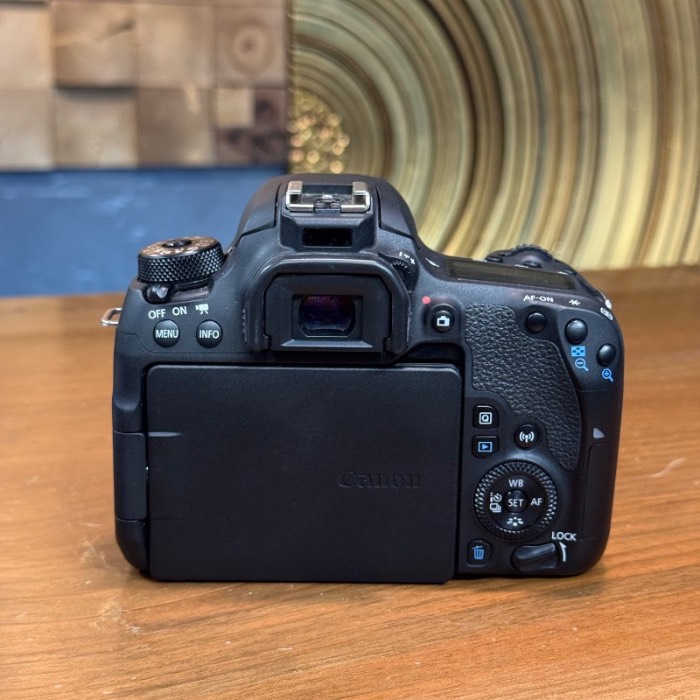 دوربین عکاسی کانن Canon EOS 77D Kit 18-135mm f/3.5-5.6 IS USM (11000 شات)