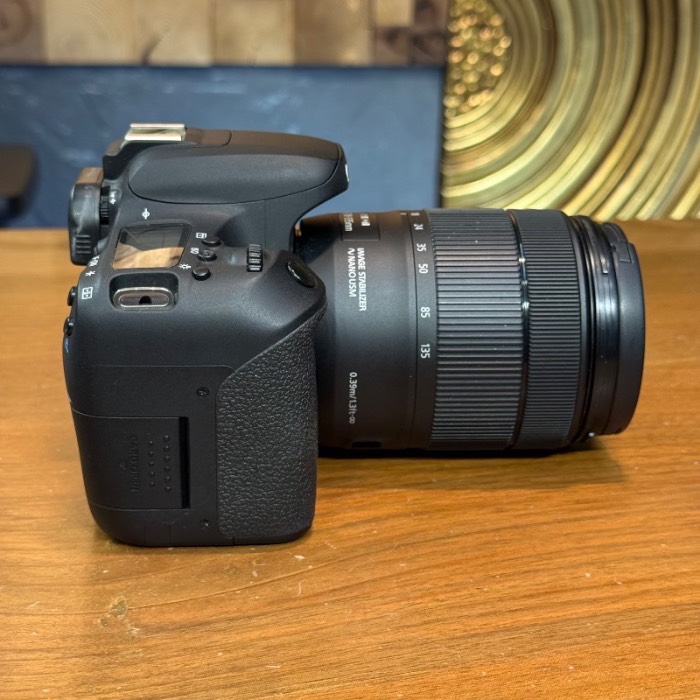 دوربین عکاسی کانن Canon EOS 77D Kit 18-135mm f/3.5-5.6 IS USM (11000 شات)