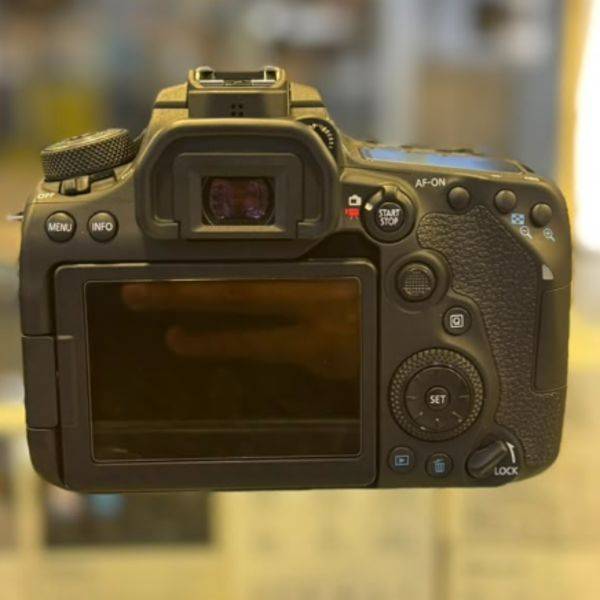 دوربین دست دوم عکاسی کانن Canon EOS 90D DSLR kit EF-S 18-135mm IS USM (4200 شات)