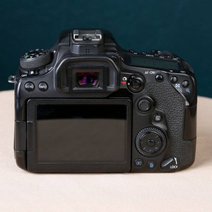 دوربین دست دوم عکاسی کانن Canon EOS 90D DSLR kit EF-S 18-135mm IS USM (17000 شات)