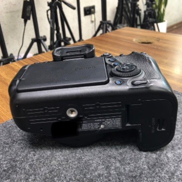 دوربین دست دوم عکاسی کانن Canon EOS 6D Mark II DSLR Camera Body (12/000 شات)