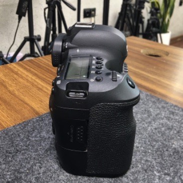 دوربین دست دوم عکاسی کانن Canon EOS 6D Mark II DSLR Camera Body (12/000 شات)