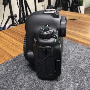 دوربین دست دوم عکاسی کانن Canon EOS 6D Mark II DSLR Camera Body (12/000 شات)