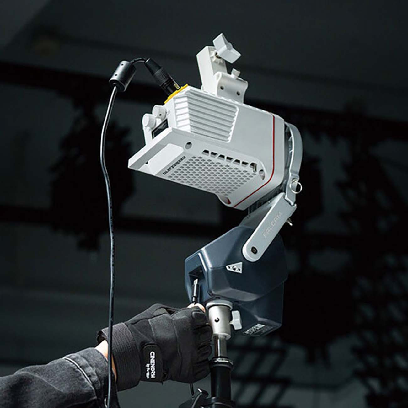 نمای کاربردی از پایه چرخشی نور فالکام Falcam Move LightGo Light Movement Controller