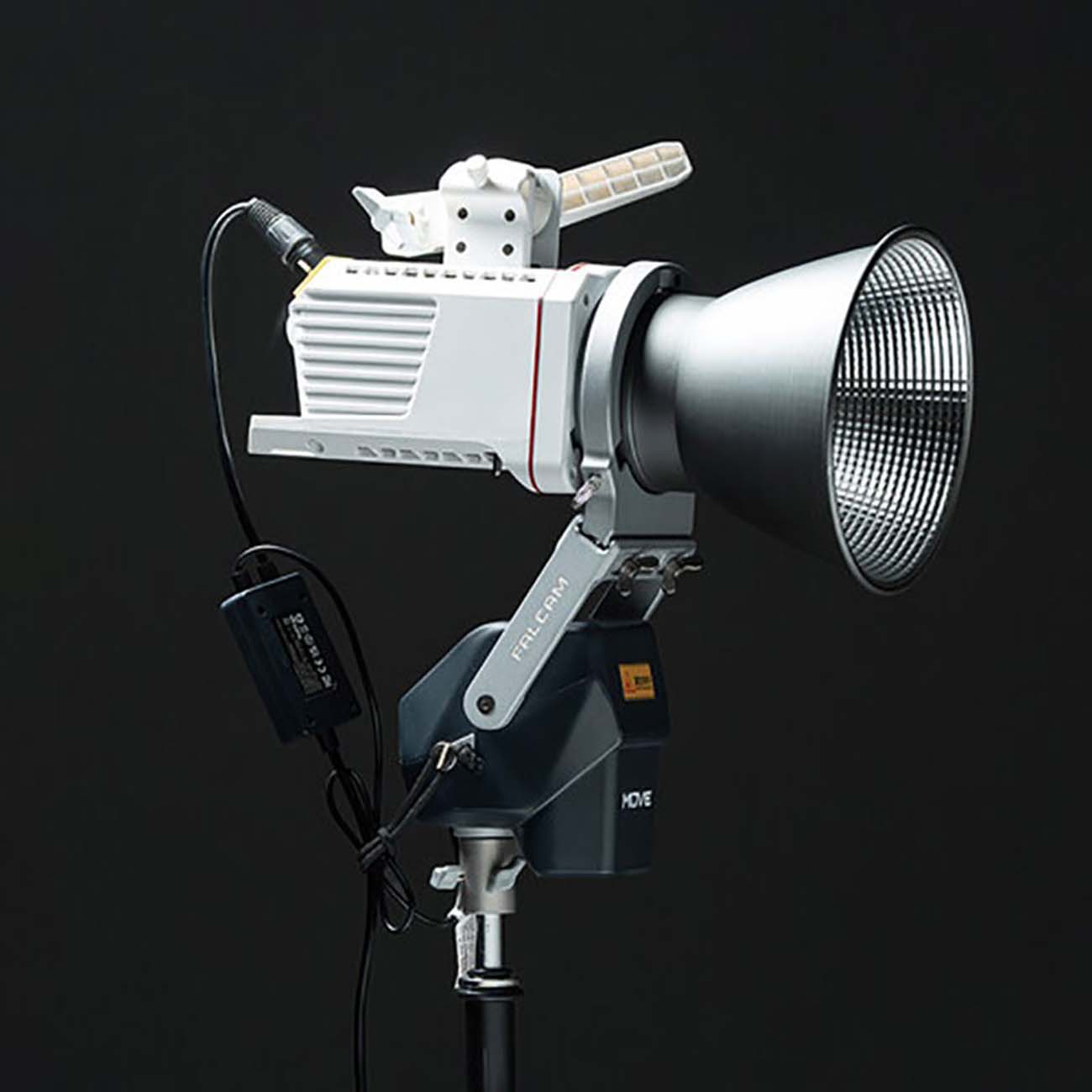 نمای نصب شده پایه چرخشی نور فالکام Falcam Move LightGo Light Movement Controller