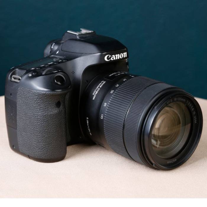 دوربین دست دوم عکاسی کانن Canon EOS 80D Kit 18-135mm f/3.5-5.6 IS USM (10000 شات)