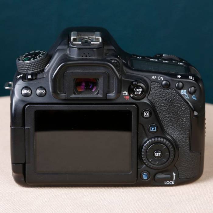 دوربین دست دوم عکاسی کانن Canon EOS 80D Kit 18-135mm f/3.5-5.6 IS USM (10000 شات)