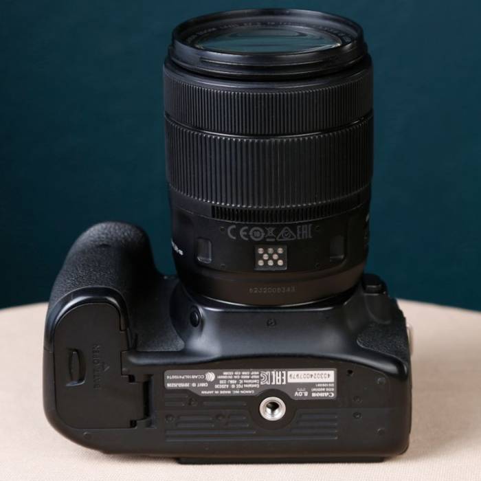 دوربین دست دوم عکاسی کانن Canon EOS 80D Kit 18-135mm f/3.5-5.6 IS USM (10000 شات)
