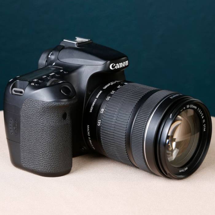 دوربین دست دوم عکاسی کانن Canon EOS 70D Kit 18-135mm f/3.5-5.6 IS STM (12000 شات)