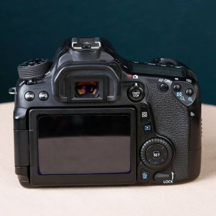 دوربین دست دوم عکاسی کانن Canon EOS 70D Kit 18-135mm f/3.5-5.6 IS STM (12000 شات)