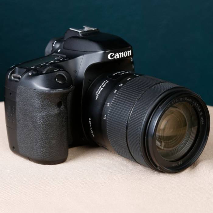 دوربین دست دوم عکاسی کانن Canon EOS 80D Kit 18-135mm f/3.5-5.6 IS USM (31000 شات)