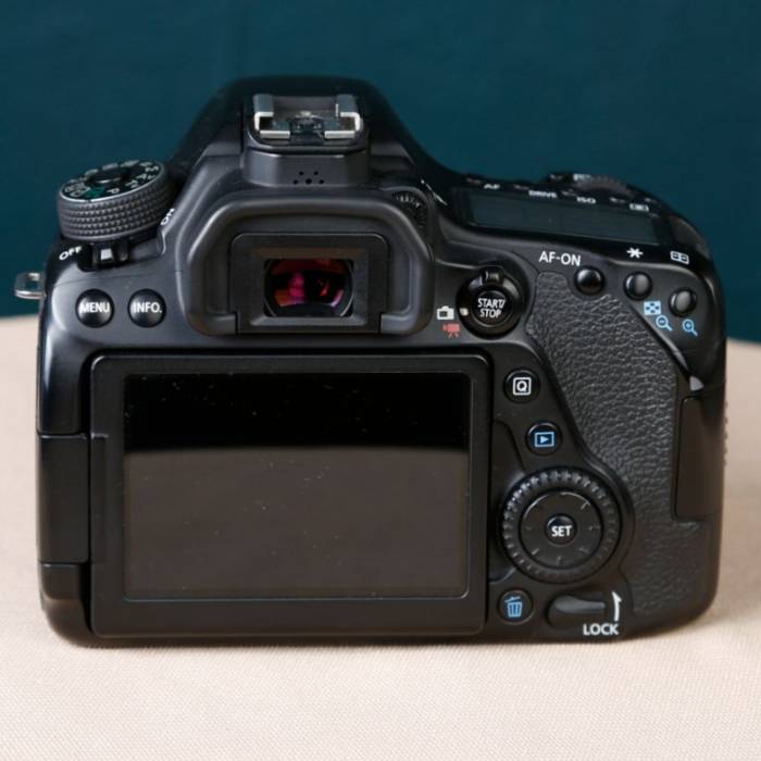 دوربین دست دوم عکاسی کانن Canon EOS 80D Kit 18-135mm f/3.5-5.6 IS USM (31000 شات)