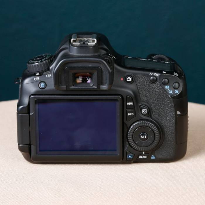 دوربین دست دوم عکاسی کانن Canon EOS 60D Kit 18-135mm f/3.5-5.6 IS  (12000 شات)
