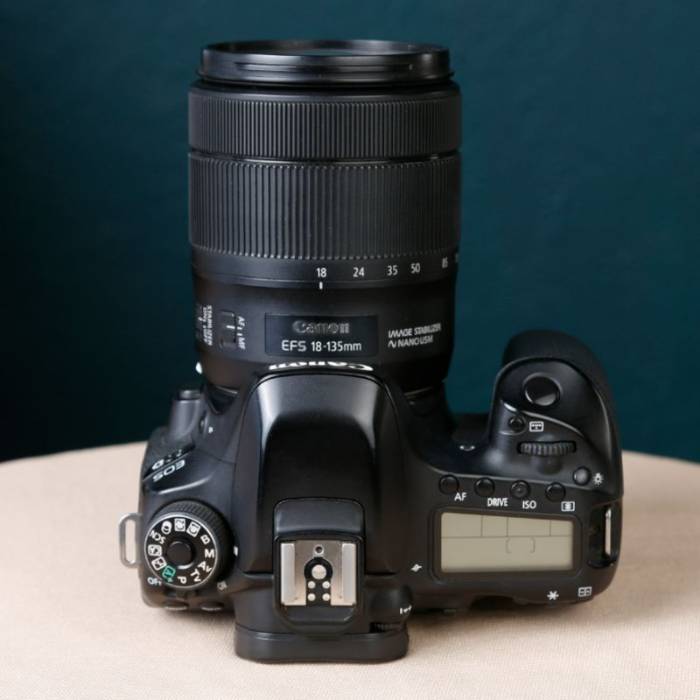 دوربین دست دوم عکاسی کانن Canon EOS 80D Kit 18-135mm f/3.5-5.6 IS USM (49000 شات)