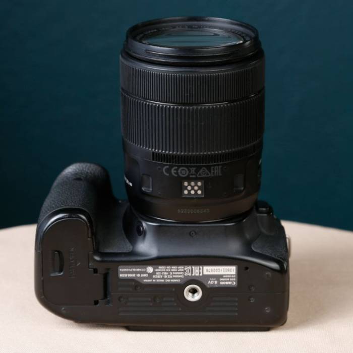 دوربین دست دوم عکاسی کانن Canon EOS 80D Kit 18-135mm f/3.5-5.6 IS USM (49000 شات)