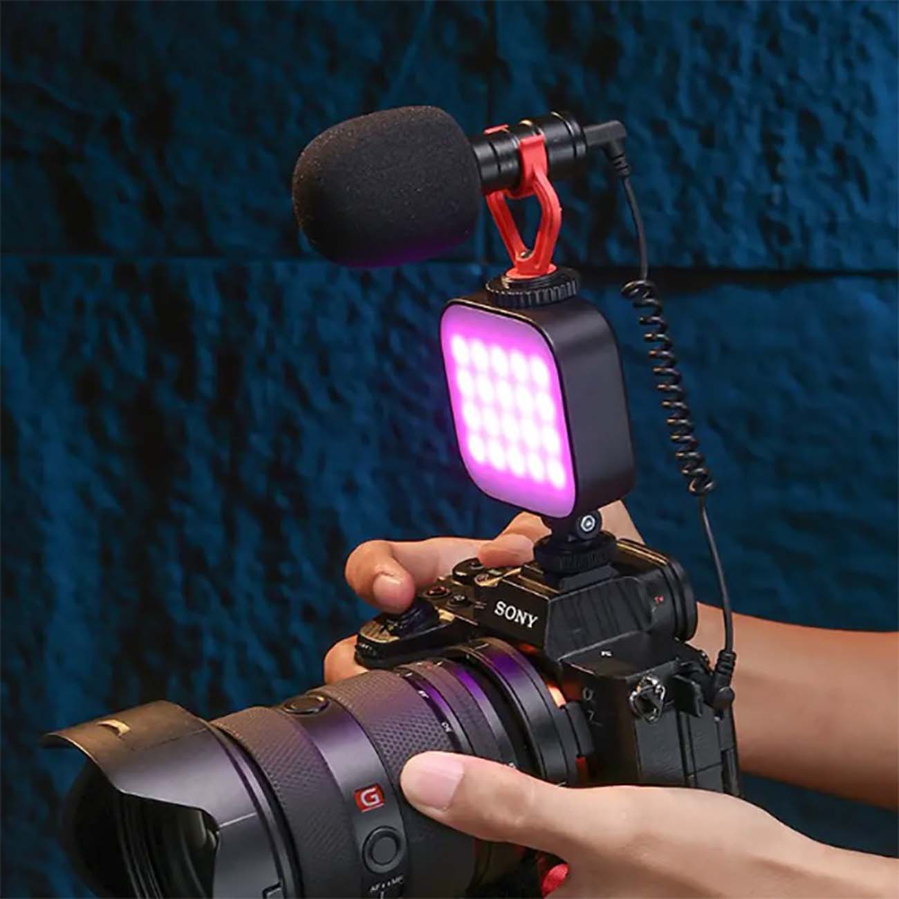 نمای نصب شده روی دوربین ویدیو لایت جیبی اولانزی Ulanzi U60 RGB Pocket Video Light