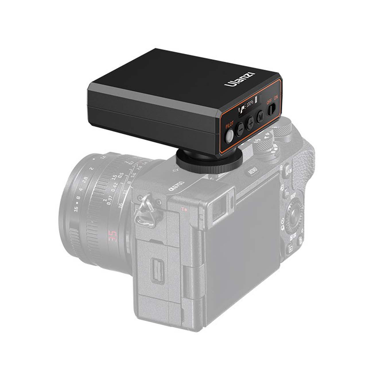 نمای نصب شده فلاش اولانزی Ulanzi F12 Mini Camera Flash Speedlite