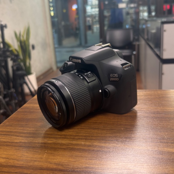 دوربین دست دوم عکاسی کانن Canon EOS 2000D kit EF-S 18-55mm III (2/400 شات)