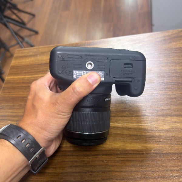 دوربین دست دوم عکاسی کانن Canon EOS 2000D kit EF-S 18-55mm III (2/400 شات)